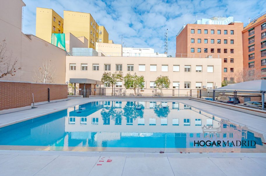 De lujo con garaje, piscina, jardín y gimnasio