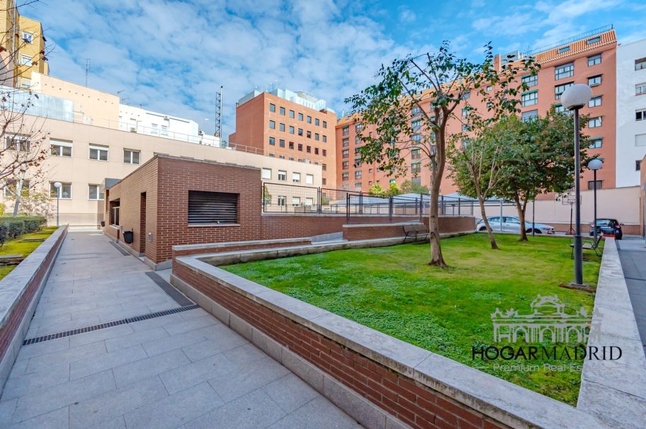 De lujo con garaje, piscina, jardín y gimnasio