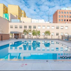 De lujo con garaje, piscina, jardín y gimnasio