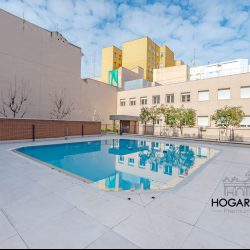 De lujo con garaje, piscina, jardín y gimnasio